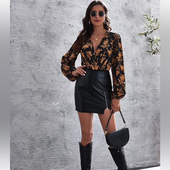 🌟Host Pick🌟SHEIN Surplice Neck Bishop Sleeve Floral Print Bodysuit - Picture 1 of 9